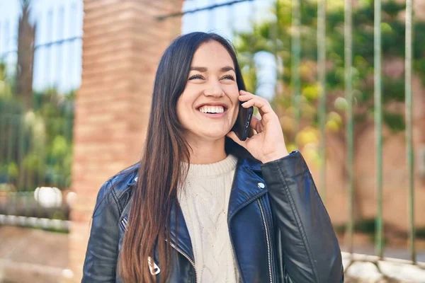 Mujer Joven Sonriendo Confiada Hablando Teléfono Inteligente Calle — Foto de Stock
