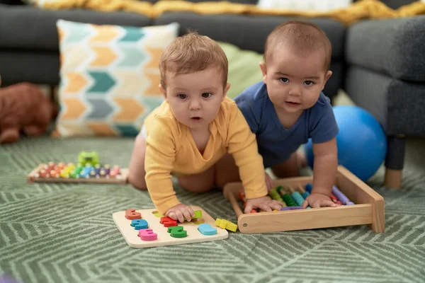 Dos Niños Pequeños Jugando Con Juguetes Matemáticos Sentados Suelo Casa —  Fotos de Stock