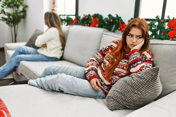 Vrouw Paar Boos Met Problemen Zitten Door Kerst Decor Thuis — Stockfoto