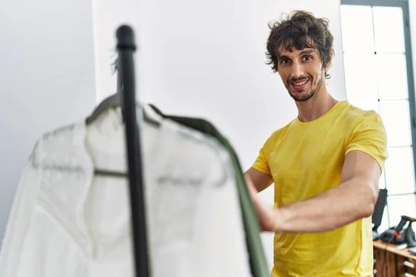 Jonge Spaanse Man Glimlacht Vol Vertrouwen Winkelen Kledingwinkel — Stockfoto