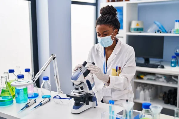 Laboratuvarda Mikroskop Kullanarak Tıbbi Maske Takan Afrikalı Amerikalı Kadın Bilim — Stok fotoğraf