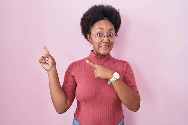 Beautiful African Woman Curly Hair Standing Pink Background Pointing Aside — Fotografia de Stock