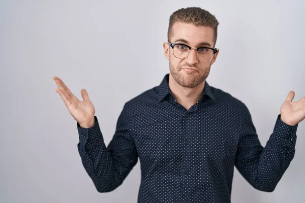 Young Caucasian Man Standing Isolated Background Clueless Confused Expression Arms — Foto de Stock