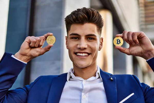Młody Człowiek Uśmiecha Się Pewnie Trzymając Bitcoin Ethereum Ulicy — Zdjęcie stockowe