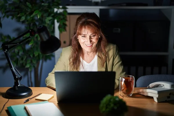 Middle Age Hispanic Woman Working Using Computer Laptop Night Happy — Stockfoto