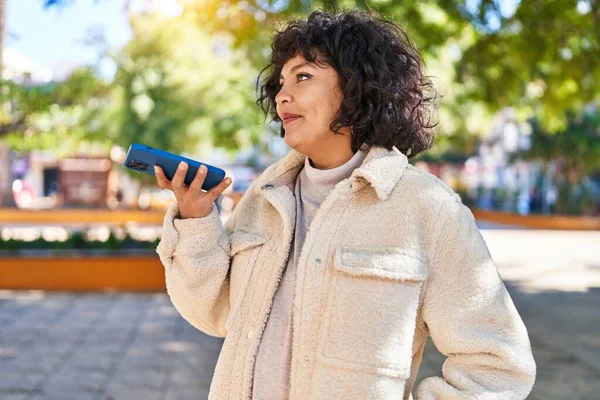 Jovem Bela Mulher Hispânica Sorrindo Confiante Falando Smartphone Parque — Fotografia de Stock