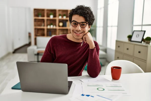 Young Hispanic Man Using Laptop Working Home — Stock Photo, Image