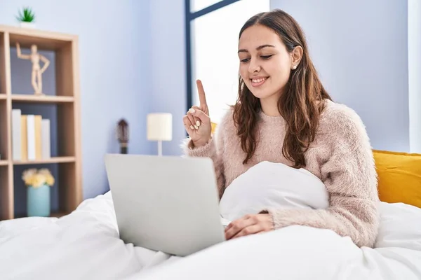 Young Hispanic Woman Using Computer Laptop Bed Smiling Idea Question — ストック写真