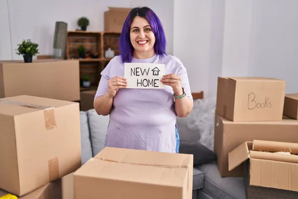 Size Woman Wit Purple Hair Moving New Home Holding Banner — Stockfoto