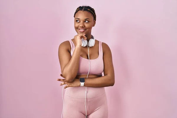 Afrikansk Amerikansk Kvinna Med Flätor Sportkläder Och Hörlurar Med Hand — Stockfoto