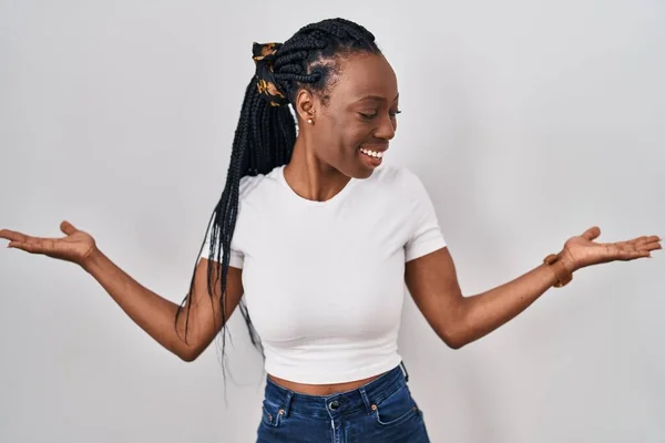Güzel Siyah Kadın Izole Edilmiş Arka Planda Gülümseyerek Avuçlarını Açık — Stok fotoğraf