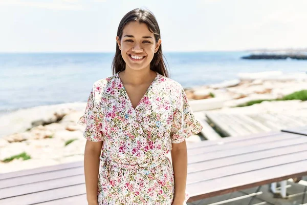 年轻的拉丁女子自信地站在海滨微笑 — 图库照片