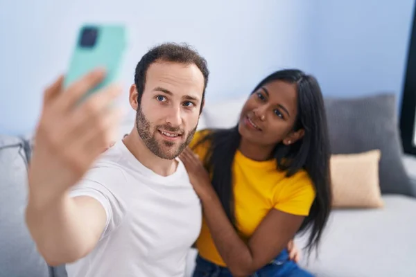 Hombre Mujer Pareja Interracial Haciendo Selfie Por Teléfono Inteligente Casa — Foto de Stock