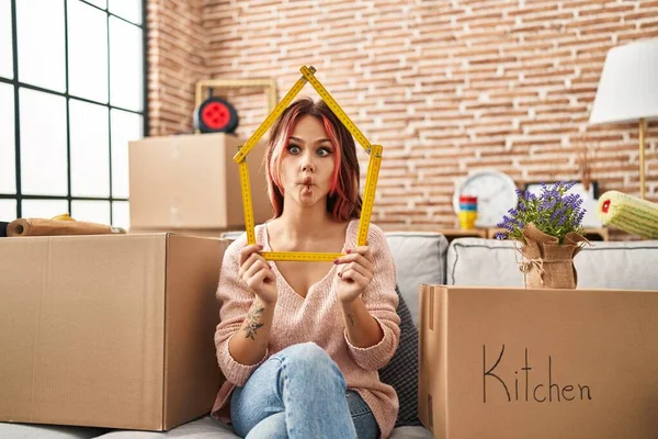 Young Caucasian Woman Sitting Sofa New Home Making Fish Face — Stock Photo, Image