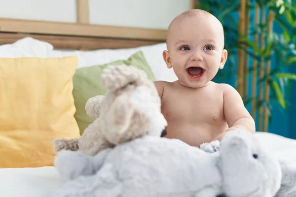 Schattige Blanke Baby Zittend Bed Met Poppen Lachend Slaapkamer — Stockfoto
