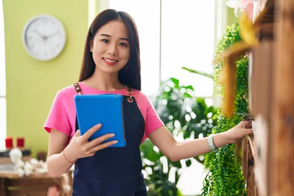 Young Chinese Woman Florist Smiling Confident Using Touchpad Flower Shop — Stockfoto