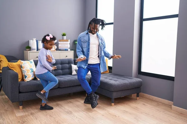 Baba Kızı Gülümseyerek Evde Dans Ediyorlar — Stok fotoğraf