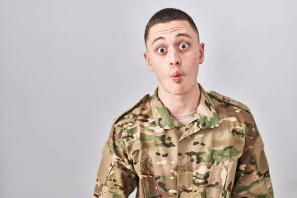 Mladý Muž Maskovací Armádní Uniformě Dělá Rybí Ksicht Rty Bláznivým — Stock fotografie