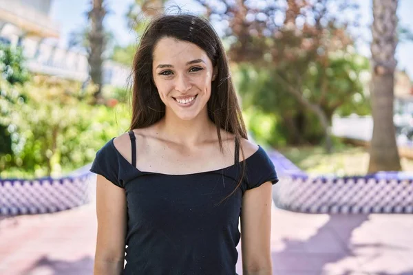 Joven Chica Hispana Sonriendo Feliz Pie Ciudad —  Fotos de Stock