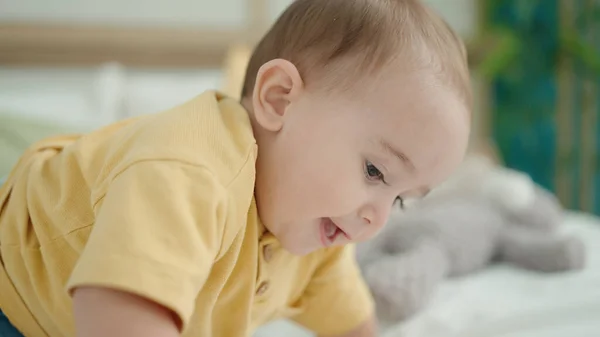 Adorable Bebé Hispano Arrastrándose Cama Con Expresión Relajada Dormitorio — Foto de Stock