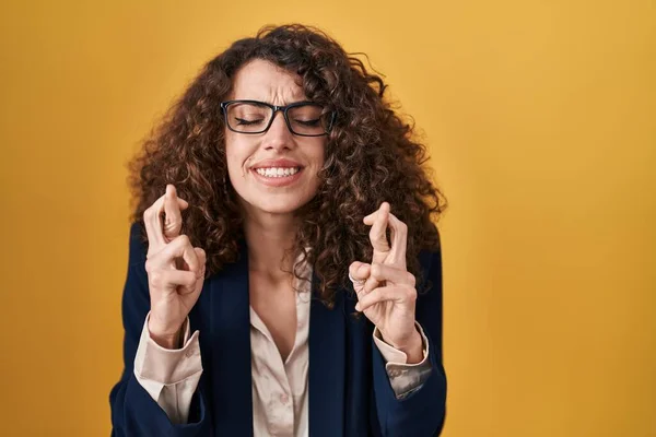 Hispanic Woman Curly Hair Standing Yellow Background Gesturing Finger Crossed — Stock Photo, Image