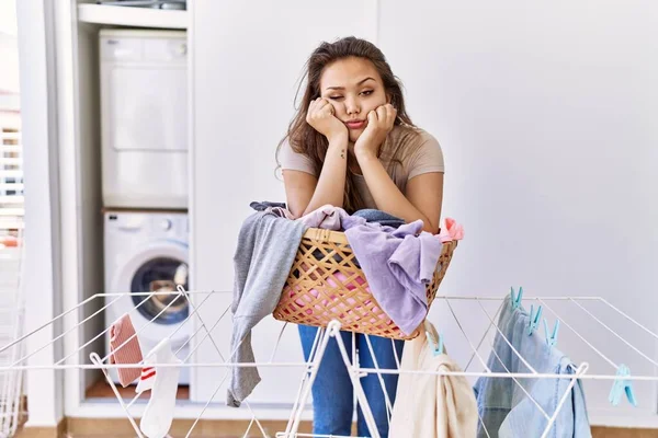 Joven Chica Hispana Cansada Apoyada Cesta Lavandería Casa —  Fotos de Stock