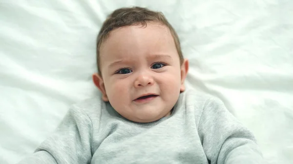 Bedårande Latinamerikansk Bebis Som Ligger Sängen Och Gråter Sovrummet — Stockfoto