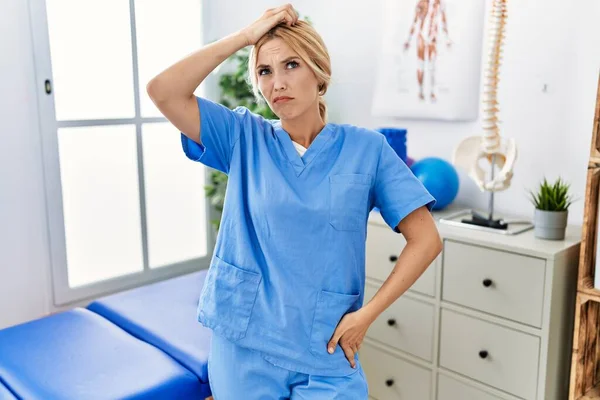 Beautiful Blonde Physiotherapist Woman Working Pain Recovery Clinic Confuse Wonder — Stockfoto