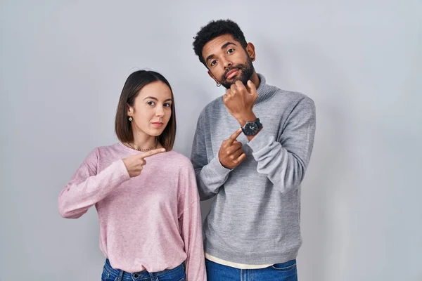 Jovem Casal Hispânico Juntos Com Pressa Apontando Para Assistir Tempo — Fotografia de Stock