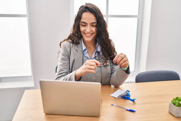 Young Hispanic Woman Business Worker Using Laptop Working Office — Stock Photo, Image