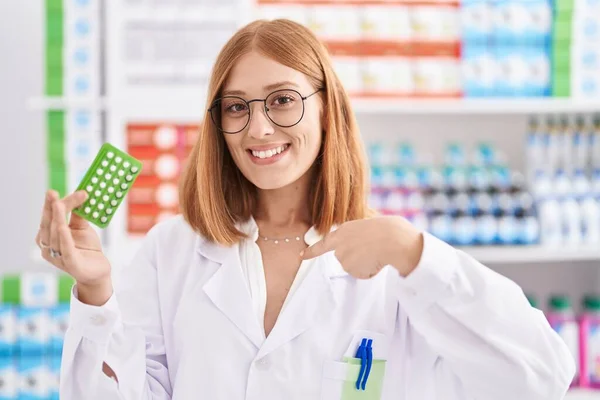 Young Redhead Woman Working Pharmacy Drugstore Holding Birth Control Pills — Foto de Stock