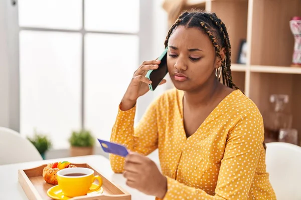 Африканская Американка Разговаривает Смартфону Помощью Кредитной Карты Завтракая Дома — стоковое фото