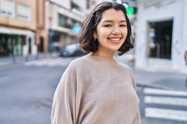 Young Woman Smiling Confident Looking Camera Street — Stockfoto