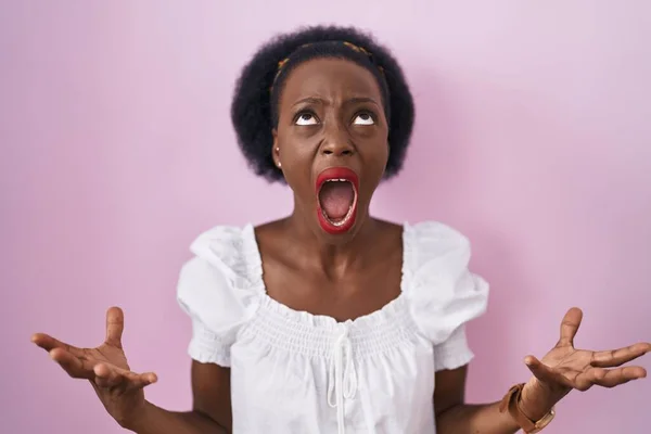 Africká Žena Kudrnatými Vlasy Stojící Nad Růžovým Pozadím Šíleně Křičící — Stock fotografie