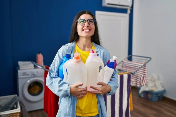 Young Hispanic Woman Holding Detergent Bottles Angry Mad Screaming Frustrated — Fotografia de Stock