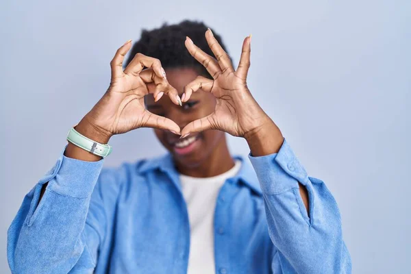 Afroamerikanerin Steht Vor Blauem Hintergrund Und Macht Herzform Mit Lächelnden — Stockfoto