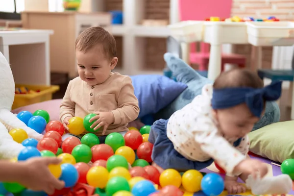 Två Småbarn Leker Med Bollar Sittande Golvet Dagis — Stockfoto
