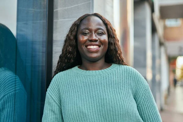 Jonge Afrikaanse Vrouw Glimlachen Gelukkig Leunend Muur — Stockfoto