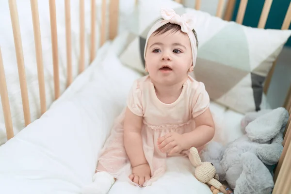 Liebenswertes Kleinkind Auf Wiege Mit Entspanntem Gesichtsausdruck Schlafzimmer — Stockfoto