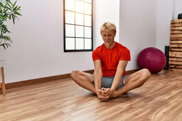 Young Caucasian Man Stretching Sport Center — Stock Photo, Image
