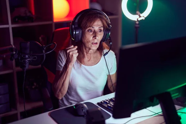 Middle Age Woman Streamer Playing Video Game Using Computer Gaming — Stok fotoğraf