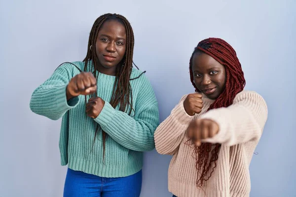 Deux Femmes Africaines Debout Sur Fond Bleu Frappant Poing Pour — Photo