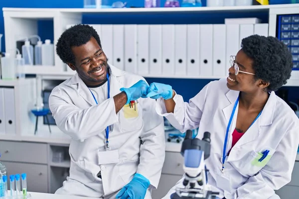 アフリカ系アメリカ人の男性と女性の科学者が研究室で — ストック写真