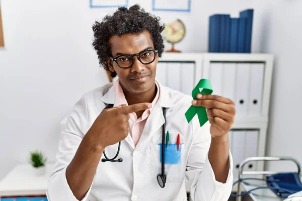 Afrikanischer Arzt Mit Grünem Band Lächelt Glücklich Und Zeigt Mit — Stockfoto