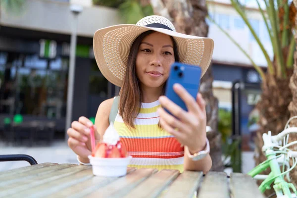 Young Asian Woman Tourist Eating Ice Cream Using Smartphone Coffee — ストック写真