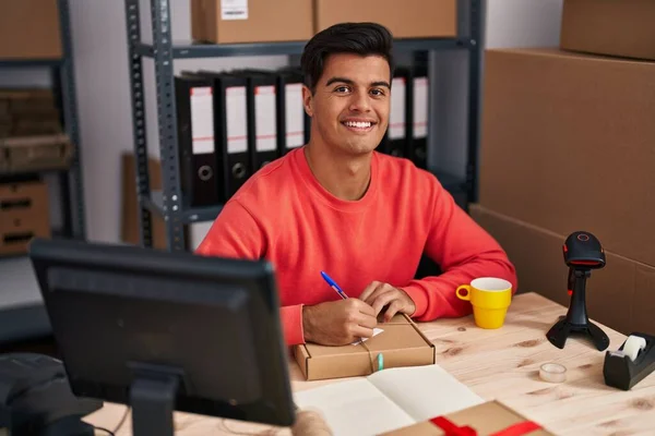 Joven Hispano Hombre Comercio Electrónico Trabajador Negocios Escribiendo Paquete Oficina — Foto de Stock