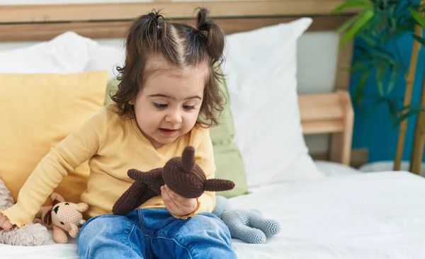 Adorável Menina Hispânica Brincando Com Boneca Sentada Cama Quarto — Fotografia de Stock