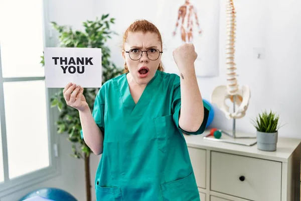Young Redhead Physiotherapist Woman Working Pain Recovery Clinic Holding Thank — Fotografia de Stock