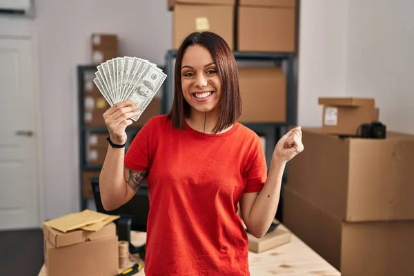 Young Hispanic Woman Working Small Business Ecommerce Holding Banknotes Screaming — Stockfoto