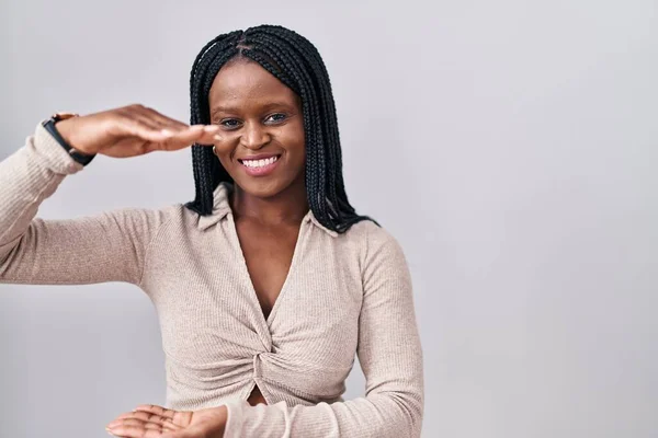 Африканская Женщина Косичками Белом Фоне Жестикулирует Руками Показывая Большой Большой — стоковое фото